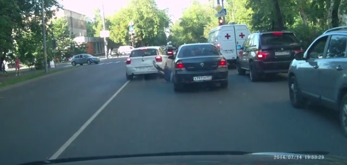 Задержан водитель BMW, намеренно сбивший оппонента на дороге