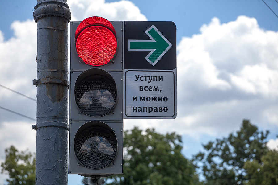 Опрос ЗР: читатели оценили инициативу «поворот направо на красный»