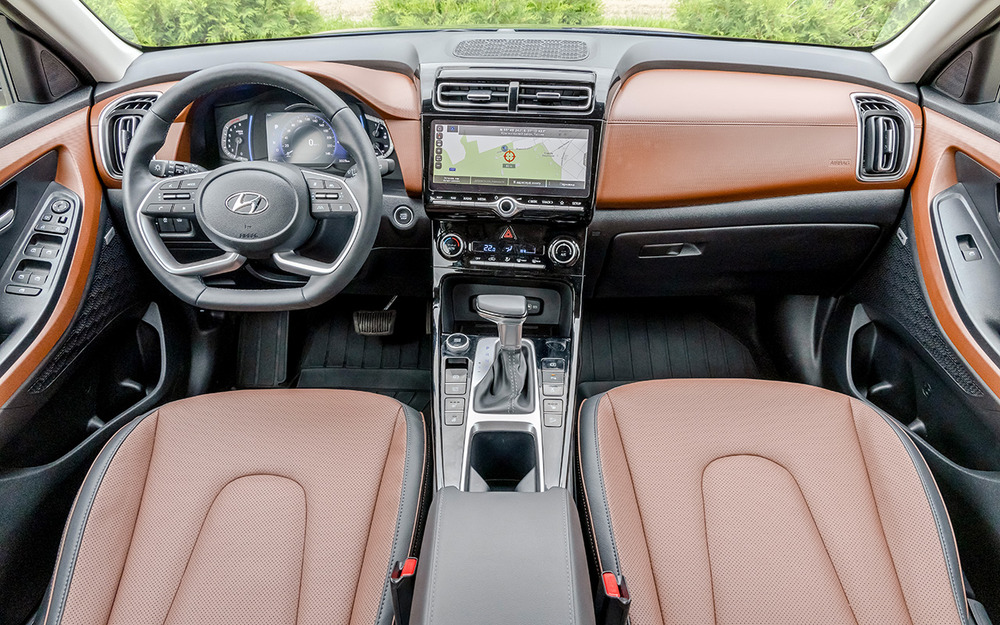 Салон эргономичен и выглядит неплохо, но мягких материалов - кот наплакал.