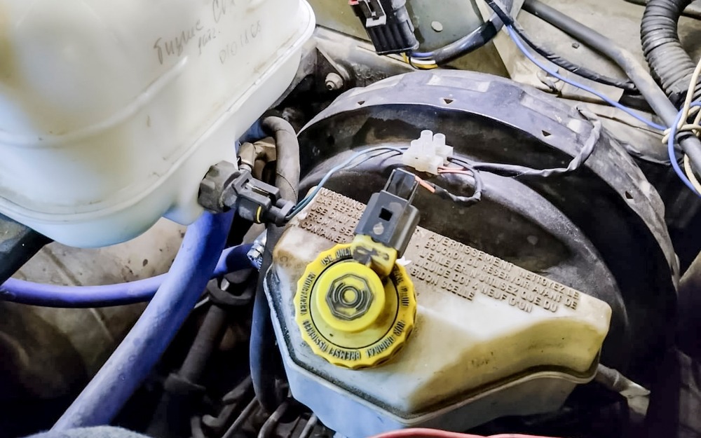 Расширительный бачок с датчиком уровня охлаждающей жидкости