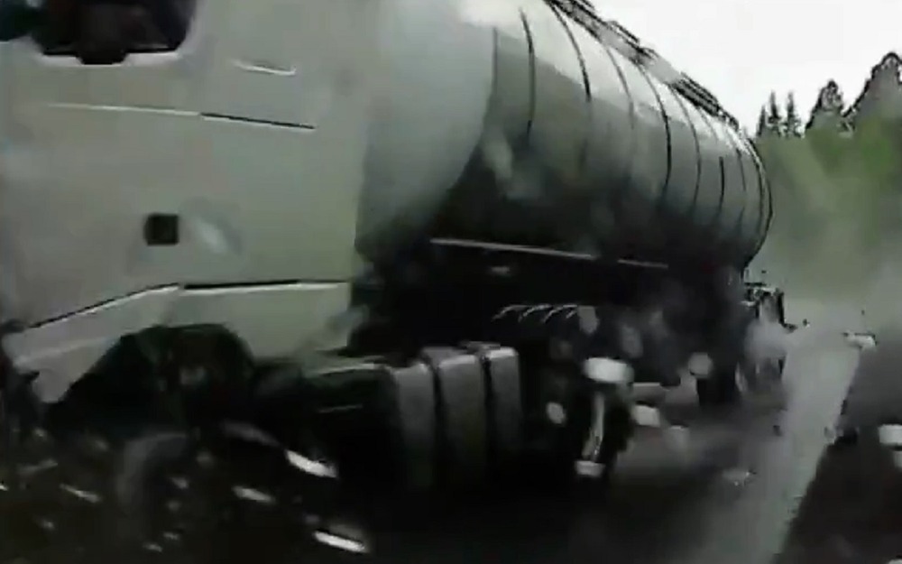 Фура на встречке - леденящее видео!