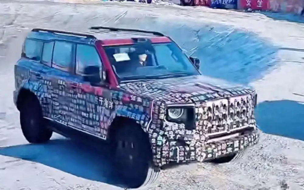 Китайский ответ Гелендвагену: Hongqi готовит брутальный внедорожник с 4 моторами