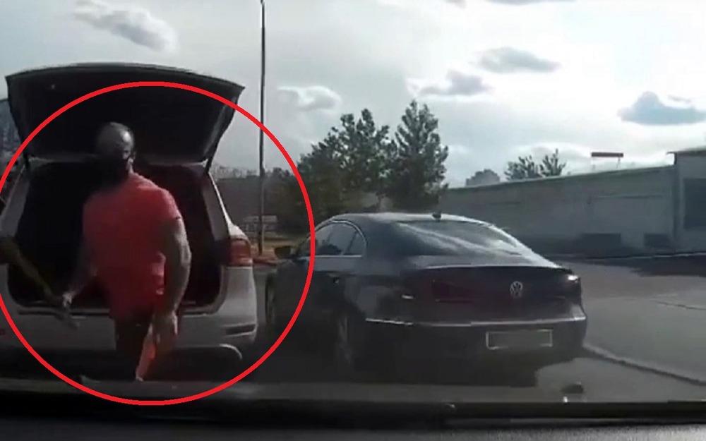 Бодибилдер с бейсбольной битой устроил разборки на дороге (видео)