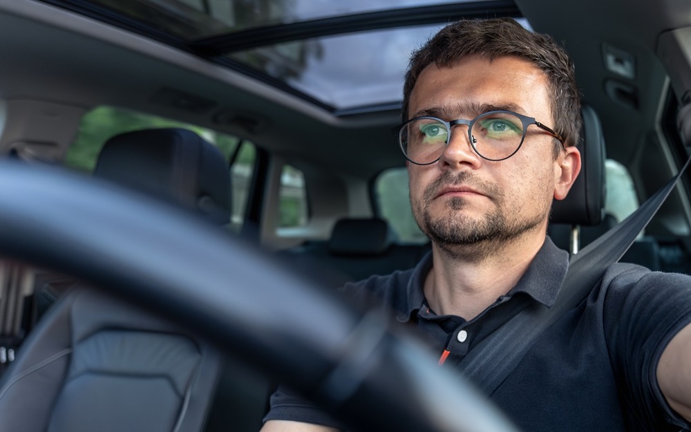 Тем, кто замечает, что со зрением есть проблемы, надо первым делом посетить врача.