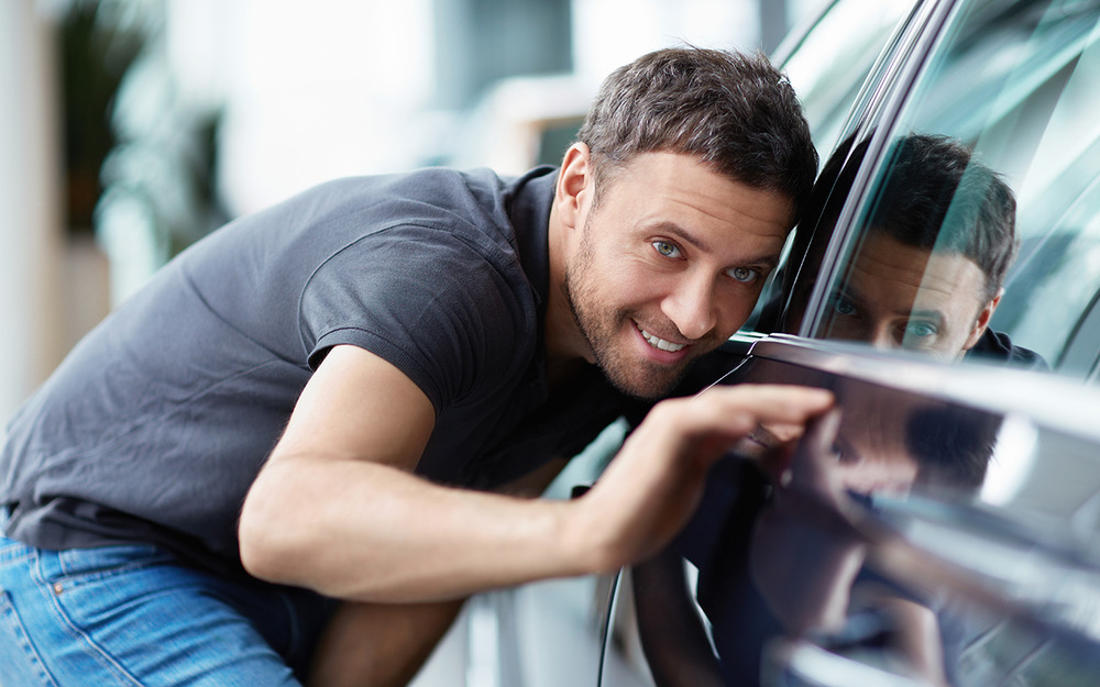Когда покупать машину: эксперт назвал лучшее время и главные факторы выбора