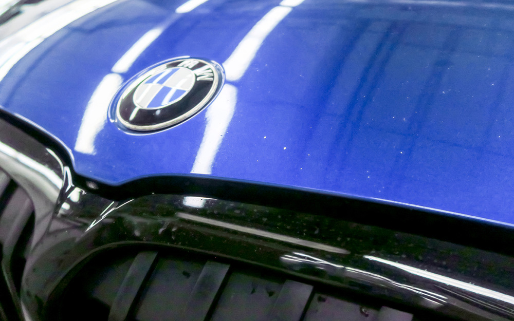 Лакокрасочное покрытие фирма BMW когда-то делала и прочнее. Сколы на капоте и передней кромке крыши появляются довольно быстро.