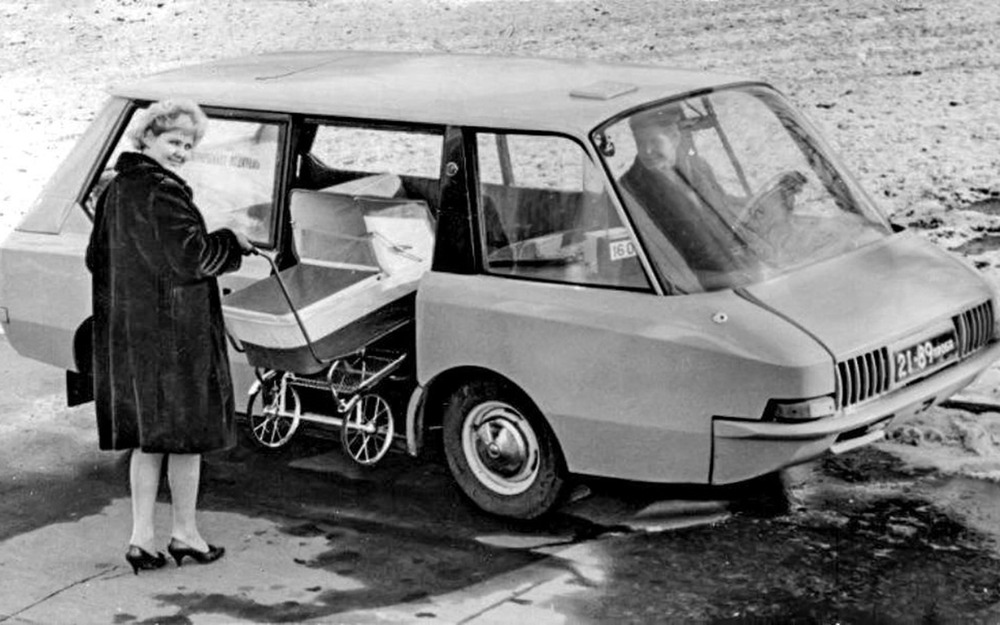 Широкая дверь ВНИИТЭ-ПТ имела электропривод, которым управлял водитель.