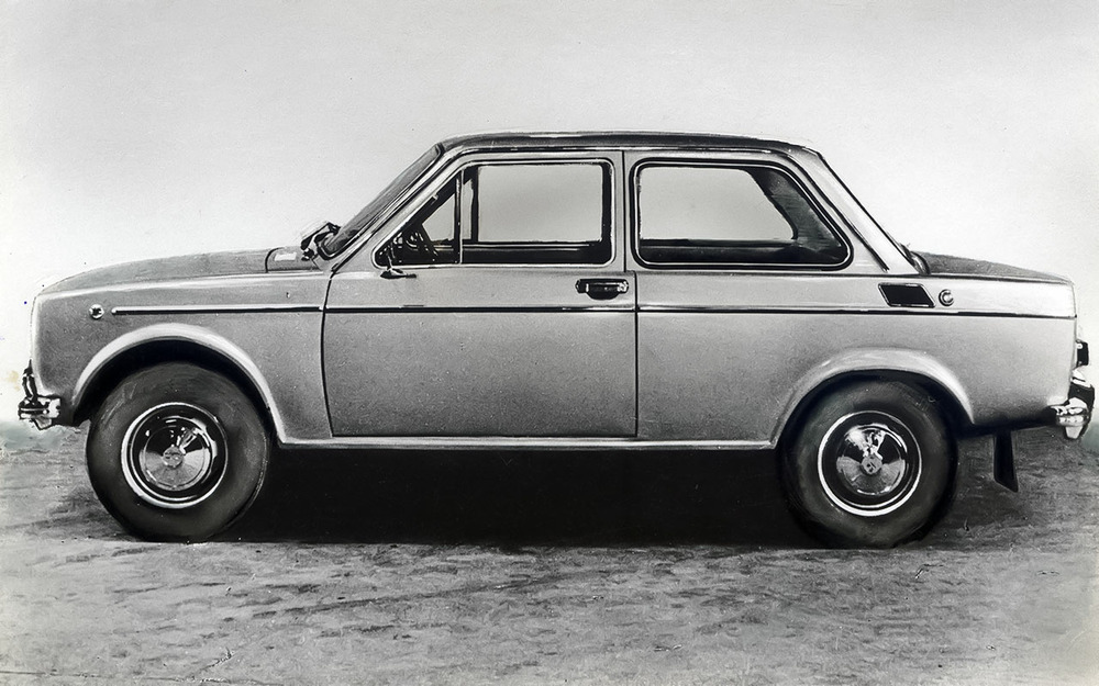 Первый хэтчбек (тогда именуемый фастбек) признали некрасивым и в начале 1970-х сделали образец, представляющий собой двухдверный автомобиль по мотивам ВАЗ-2101. В интерьере тоже использовали жигулевские детали. До начала производства Таврии оставалось еще полтора десятилетия…