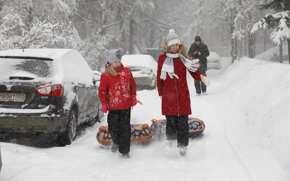 Какой штраф грозит за езду с привязанной к машине «ватрушкой»