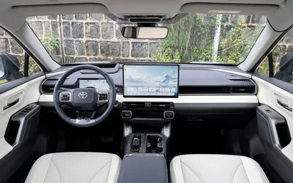 Интерьер Toyota Wildlander