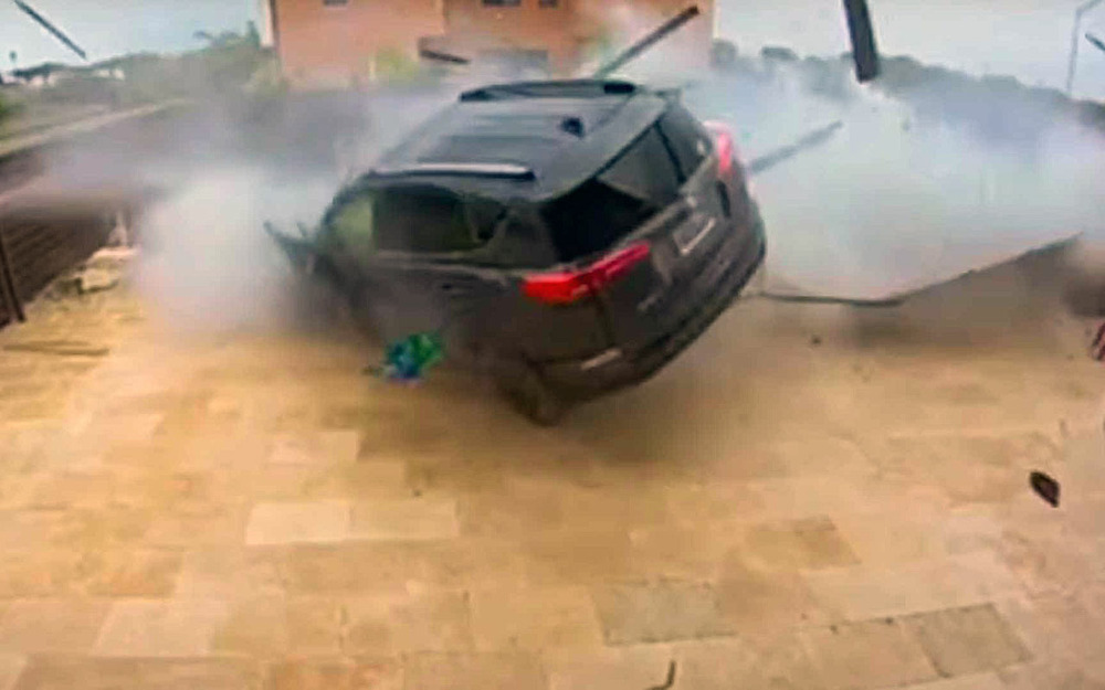 Вот это полет - Тойота RAV4 сквозь заборы и над бассейном (видео)