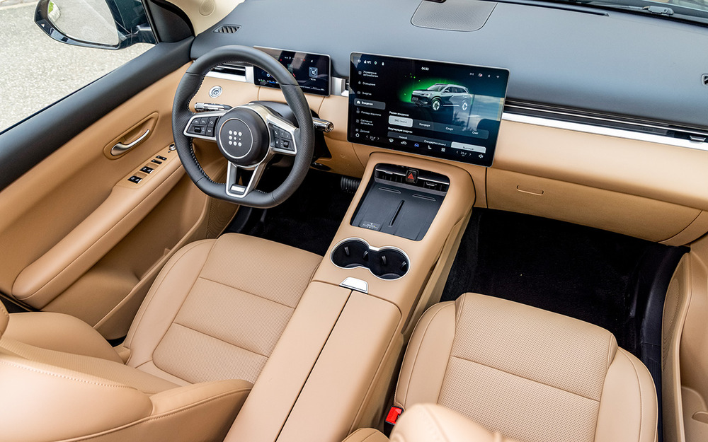 Полностью новый салон без псевдодеревянных вставок смотрится выигрышнее в светлой цветовой гамме.