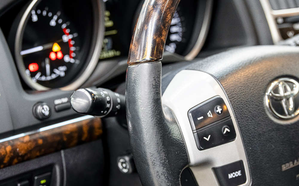 Кожаная часть оплетки руля рановато начинает поблескивать, но существенно ветшает со сглаживанием фактуры обычно лишь к 150-200 тысяч км. Лак на «деревянном» декоре обода тускнеет, а со временем «ламинат» может и протереться.