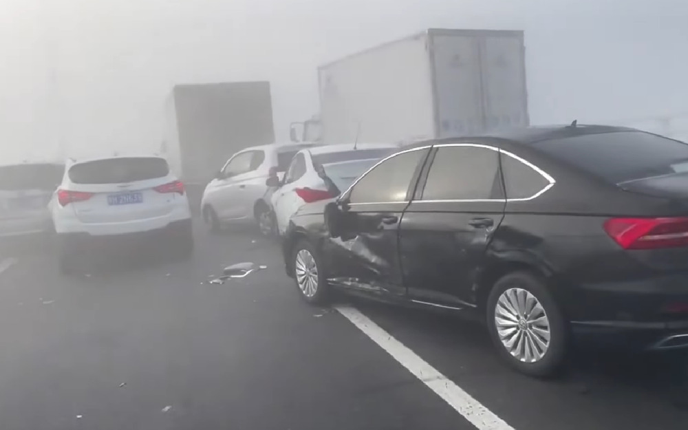 300 автомобилей столкнулись на одном мосту (видео)