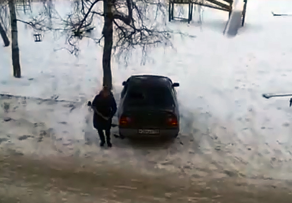 Женщина из Ангарска передала «привет» с помощью кувалды (ВИДЕО)