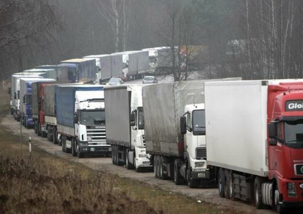 Польша закрыла въезд российским грузовикам