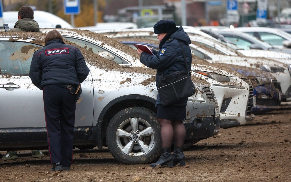 Поврежденные в результате обрушения опорной колонны горнолыжного комплекса «Снежком» автомобили в Красногорске.