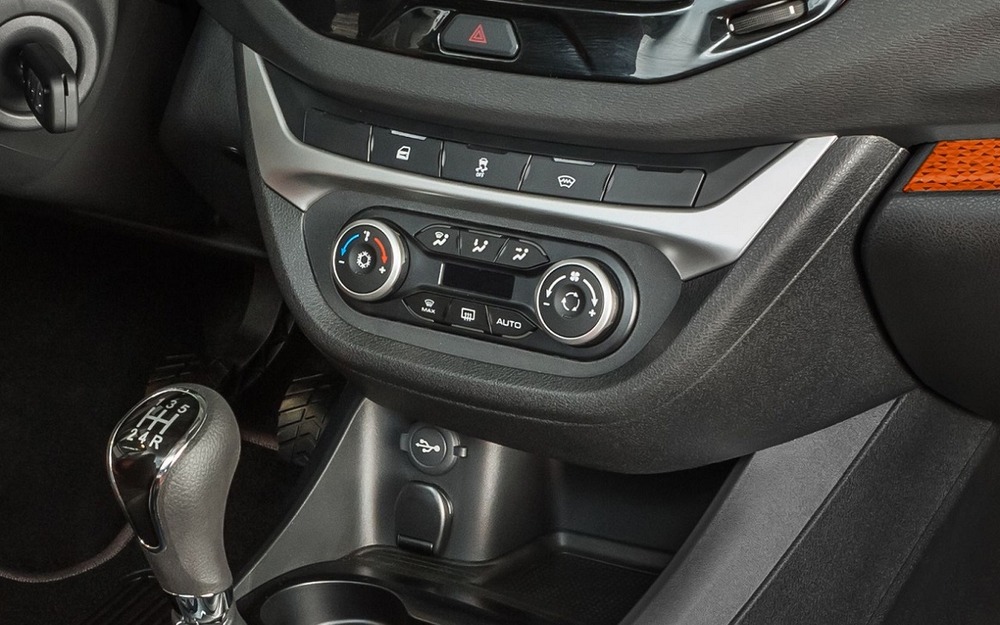 На прежние Весты (на фото - Vesta SW Cross) климат-контроль ставили, но после «перезагрузки» остался лишь кондиционер