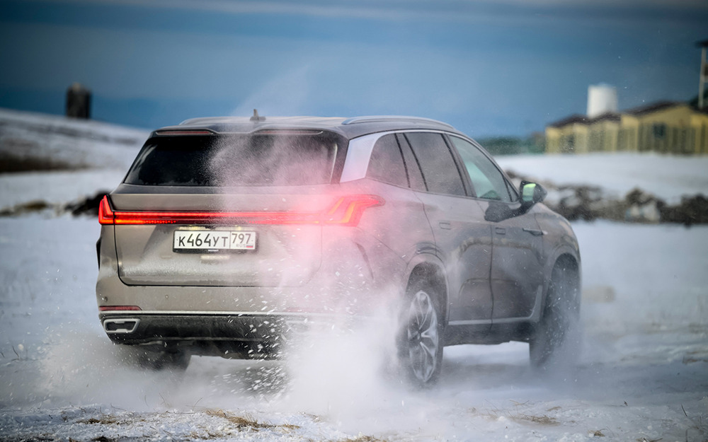 Большие свесы и непрактичные бамперы намекают, что ­полный привод здесь лишь для уверенности в дождь и снег.