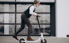 «Спешиваться и катить»: в ГД хотят приравнять самокаты к пешеходам, урезав скорость