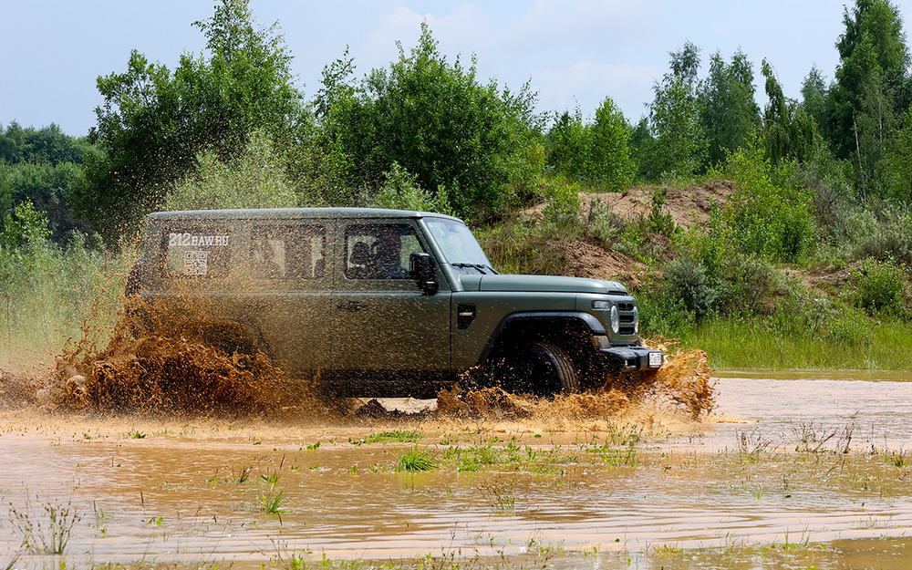 С отключенной ESP в заднеприводном режиме BAW позволяет похулиганить. Неплохой баланс классики и современности.