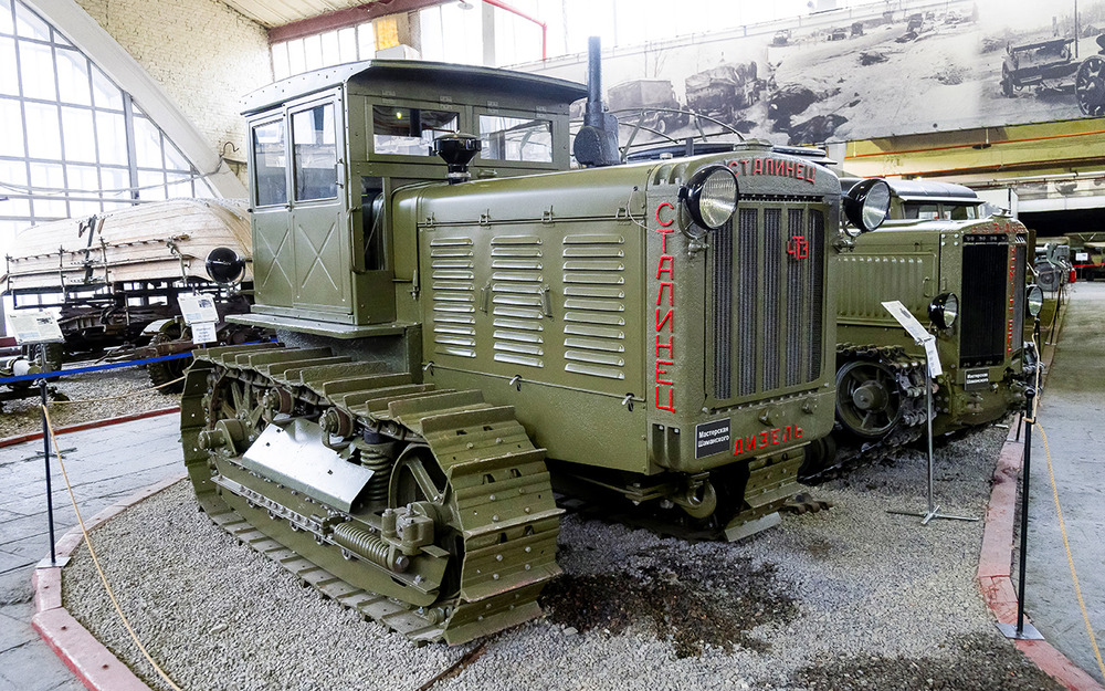 Трактор Сталинец выпускался на Челябинском тракторном заводе - спереди его эмблема.