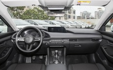 Интерьер Mazda 3 Axelia 2025