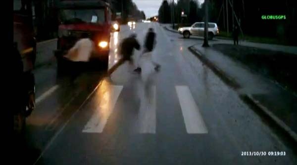 Пешеходы в ужасе разбежались перед «летящим» грузовиком