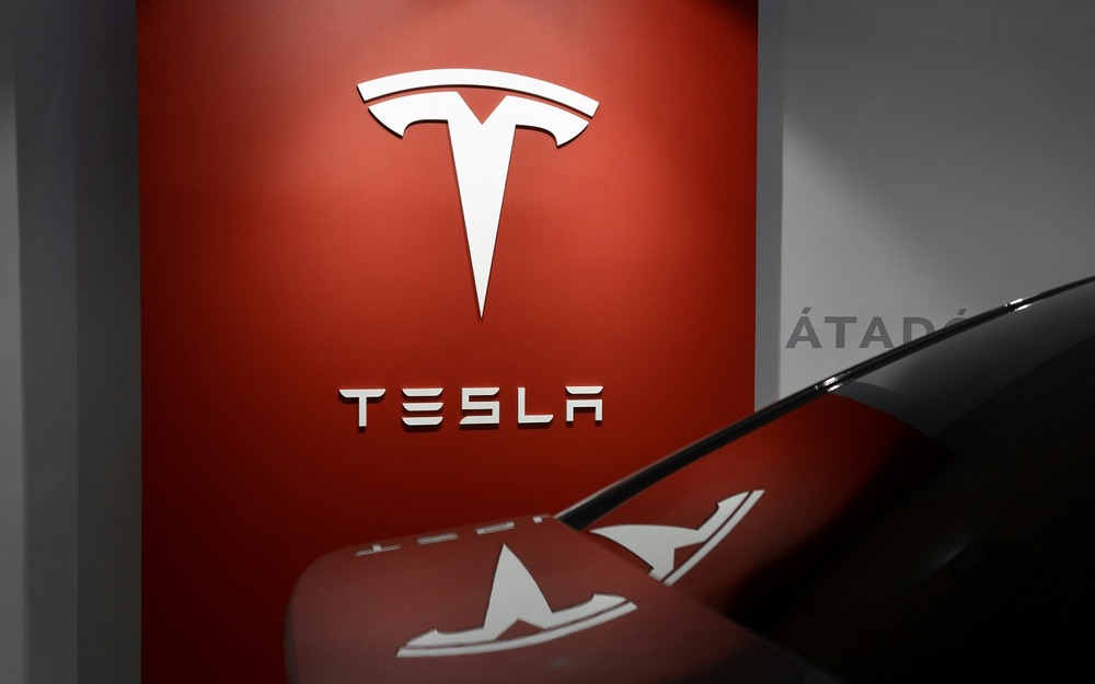 Продажи новых Tesla обвалились в России