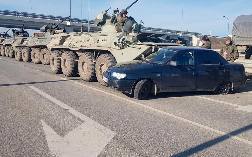 Бронетранспортер столкнулся с легковым автомобилем (видео)