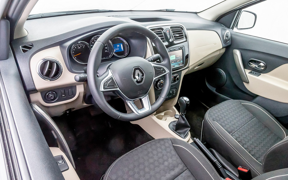 В богатых версиях доступны круиз-контроль, обогрев лобового стекла, парктроник. Но таких машин мало - намного лучше покупали две «нижние» комплектации.