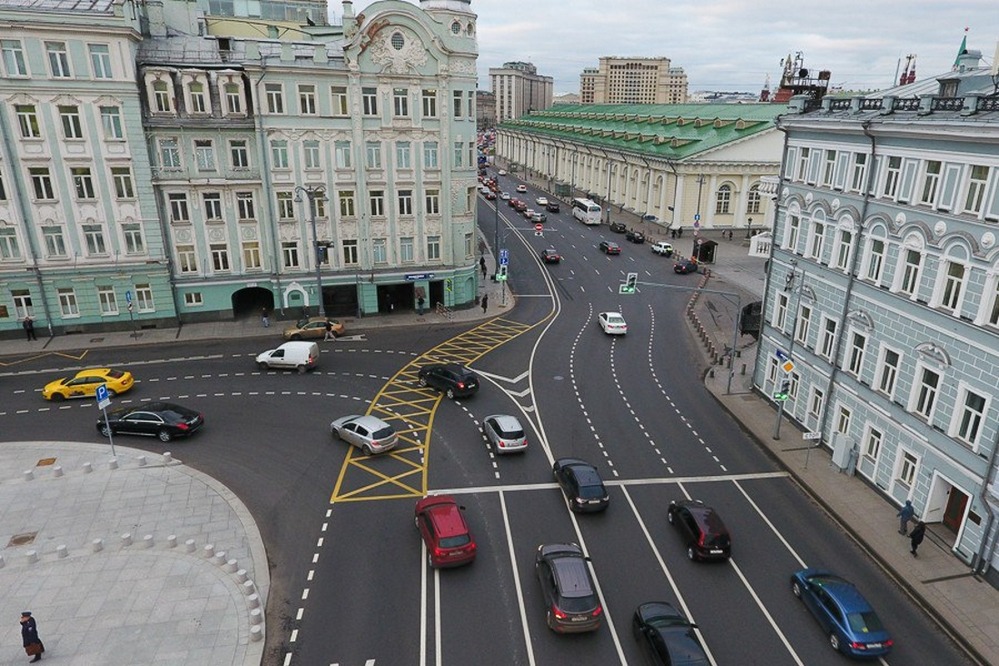 «Вафельница» на улице Моховая в Москве оберегает автобусы, двигающиеся по выделенной полосе, от пробок.