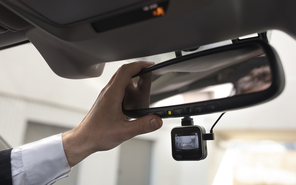 Незаменимый помощник на дороге: представлен новый крутой видеорегистратор