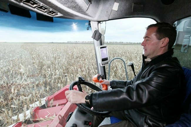 Медведеву и Путину дали порулить комбайном