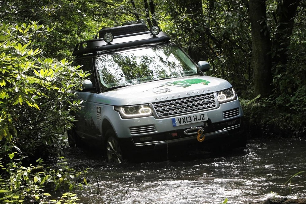 Land Rover запускает особо внедорожную линию SVX