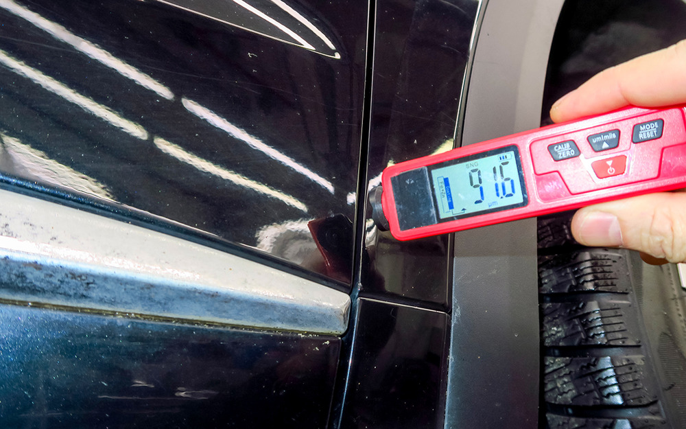 Лакокрасочное покрытие тонкое, до 100 микрон. И нежное - сколы, потертости и царапины заполучить несложно. Кузов в целом неплохо защищен от коррозии - из внешних деталей цинковой защиты лишена только панель крыши.