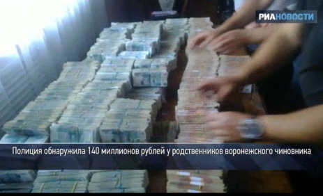 Экс-глава Воронежского автодора хранил взятки в гараже у родственников