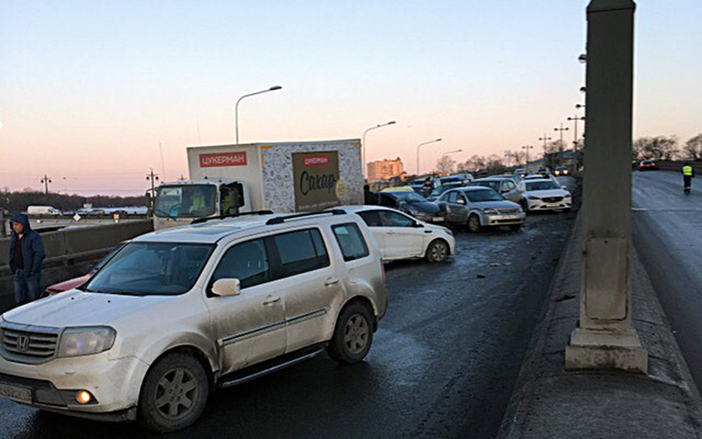 Массовая авария парализовала движение в Питере: столкнулось 30 автомобилей