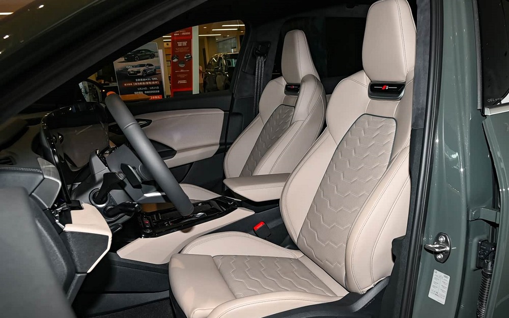 Интерьер Audi Q6L e-tron