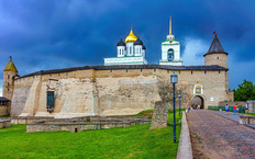Вид на псковский Кром с Довмонтова города. За крепостной стеной - Троицкий собор и колокольня.