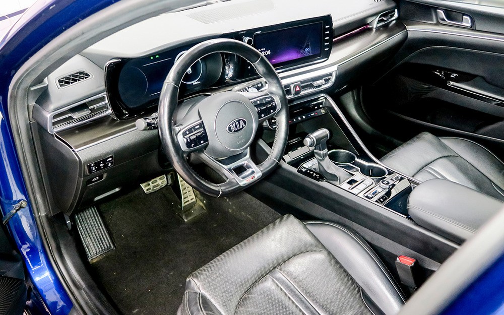 Салон - не образец износостойкости, хотя ветшает не слишком стремительно.