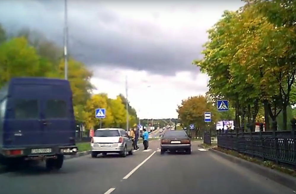 Фургон Iveco удачно выбрался из переделки (ВИДЕО)