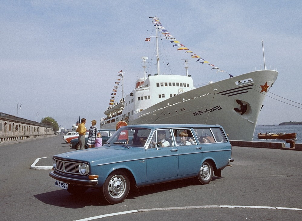 Volvo 145 (1967 - 1974 гг.) на фоне теплохода «Мария Ульянова», построенном в 1959 году на верфи в городе Висмар (ГДР)
