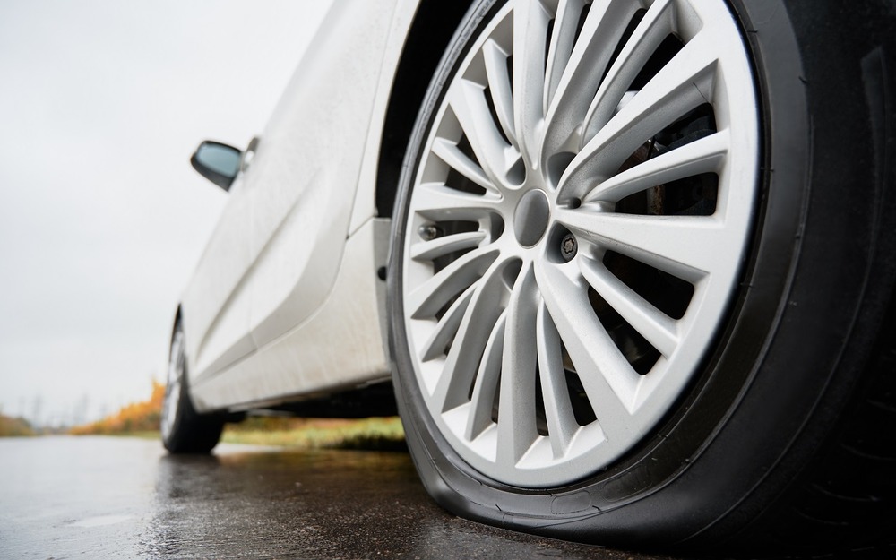 Прокола нет, а шина спускает - в чем причина и что делать?