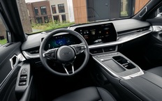 Haval F7 может не понравиться из-за отсутствия физического управления светом и стояночным тормозом. Зато руль - традиционной круглой формы.