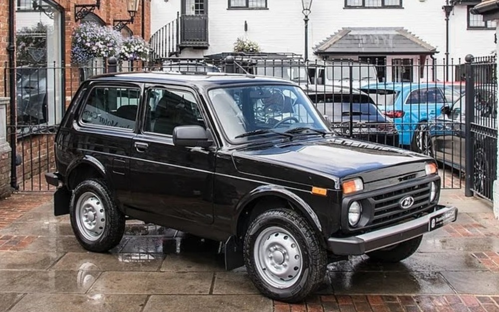 В автосалоне Великобритании появилась Lada Niva с пробегом и ценником суперкара