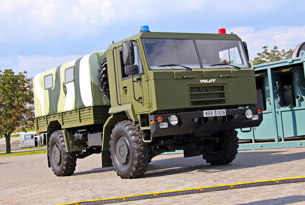 Волат МЗКТ‑5002 00. Автомобили 2014 года существенно отличаются от машинобразца 2013года. По размерамМЗКТ‑5002 00почти совпадаетс легендарнымГАЗ‑66.