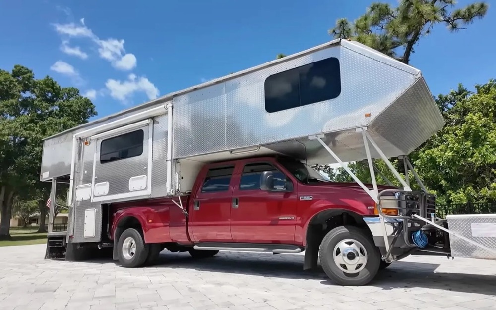 9 метров, 7,7 тонны и 426 тыс. км пробега: это один из самых экстремальных автодомов в истории
