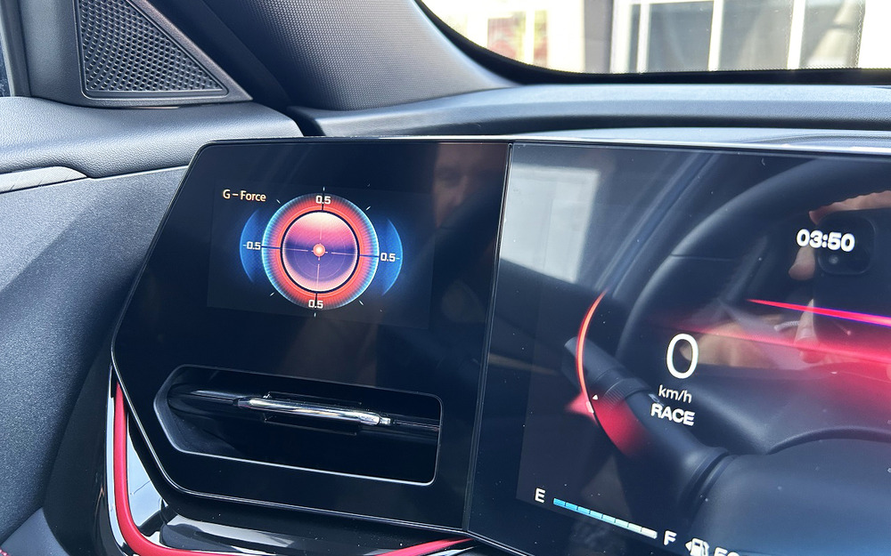 Слева от приборки - дополнительный несенсорный дисплей, на который выводятся названия радиостанции или датчик-акселерометр (в режиме Race).