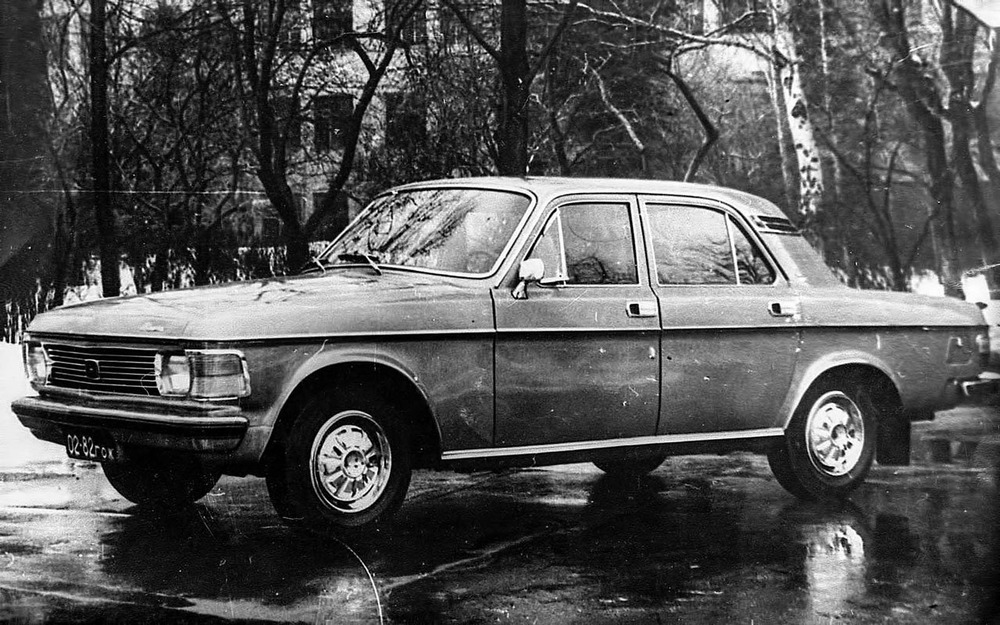 Уже в 1973-м дизайнер Н.И. Киреев создал рестайлинговый вариант 24-й Волги. На единственный ГАЗ-3101 поставили 115-сильный двигатель V8 рабочим объемом 4,25 л. Черты этого прототипа угадываются в более позднем серийном ГАЗ-3102.